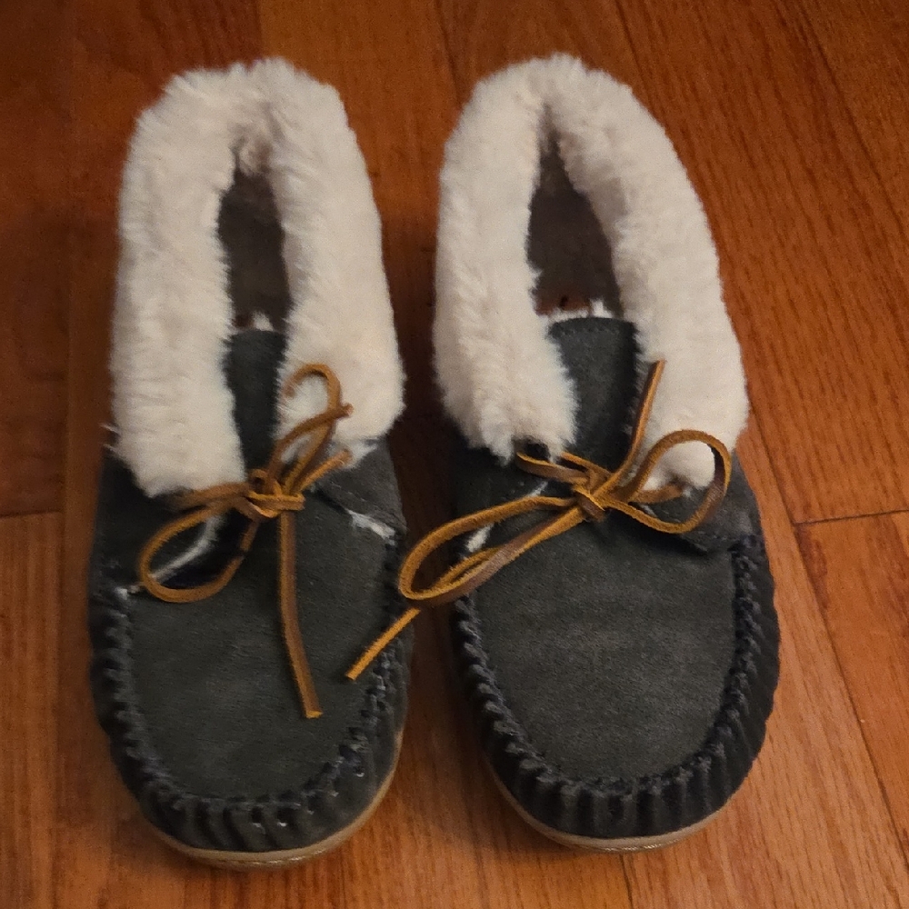 Minnetonka White Faux Fur Slippers